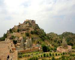 The fort has more than 360 ancient temples including Jain and Hindu temples.